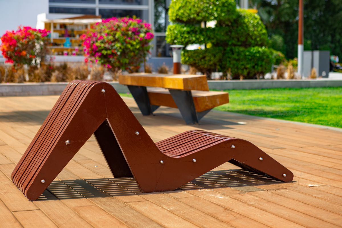 Mobiliario exterior que no se pudre ni se pela: ventajas de la madera plástica