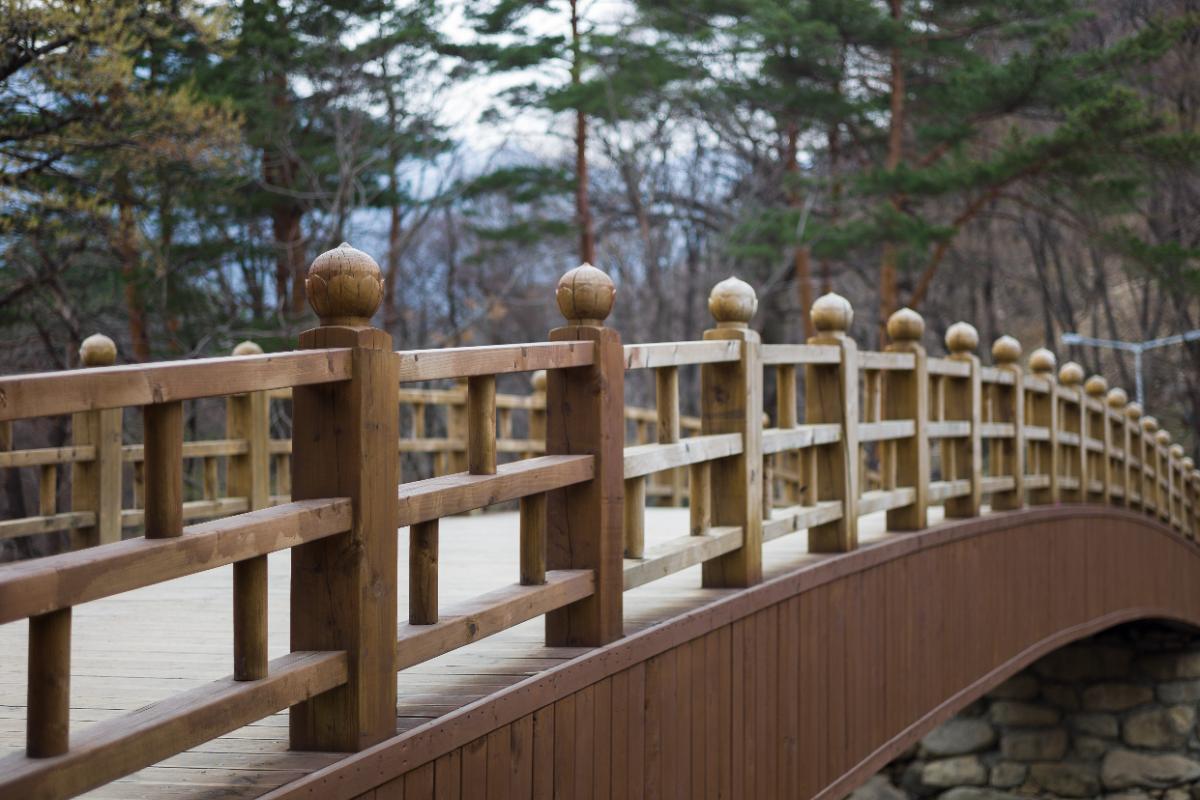 Muelles y puentes en madera plástica: resistencia, vida útil y mantenimiento cero
