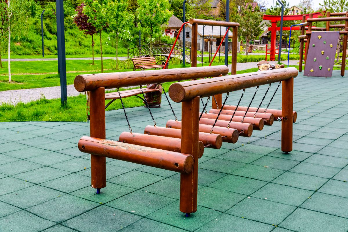 Madera plástica en proyectos públicos: beneficios para municipios y entidades